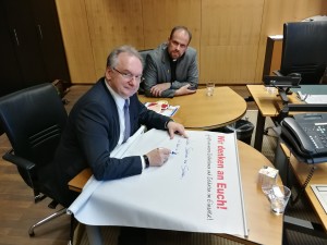 Ministerpräsident Dr. Reiner Haseloff unterzeichnet die Solidaritätsaktion "Wir denken an Euch!" Foto: KAS
