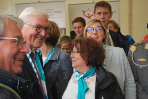 Bundespräsident Frank-Walter Steinmeier (l.) besucht den KAS-Stand, hier gemeinsam mit unserer Vorsitzenden Gisela Manderla (hinten rechts). Foto: KAS. 