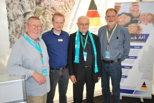 Informierte sich über die Arbeit der KAS: Der ehemalige Vorsitzende der Deutschen Bischofskonferzenz und Erzbischof em. des Erzbistums Freiburg Dr. Robert Zollitsch (Mitte).