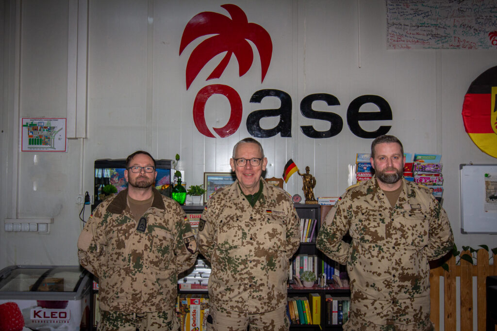 Der Befehlshaber des Einsatzführungskommandos der Bundeswehr Generalleutnant Bernd Schütt stattet der OASE-Betreuungseinrichtung in Erbil einen Besuch ab.