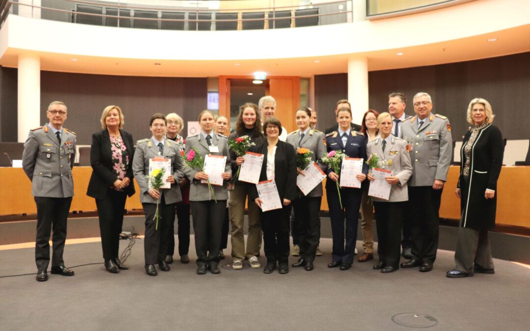 Preisverleihung des 17. Kunstwettbewerbs der Bundeswehr im Deutschen Bundestag