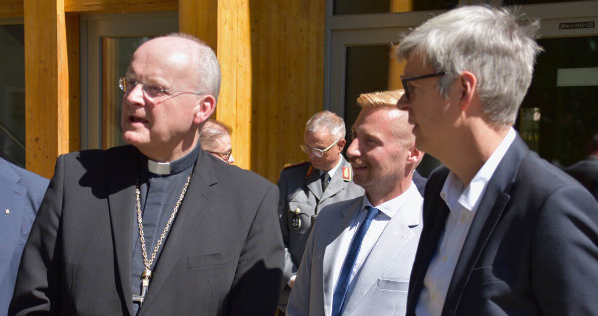 Der Katholische Militärbischof Dr. Franz-Josef Overbeck im Gespräch mit KAS-Geschäftsführer Dr. Marlon Berkigt.