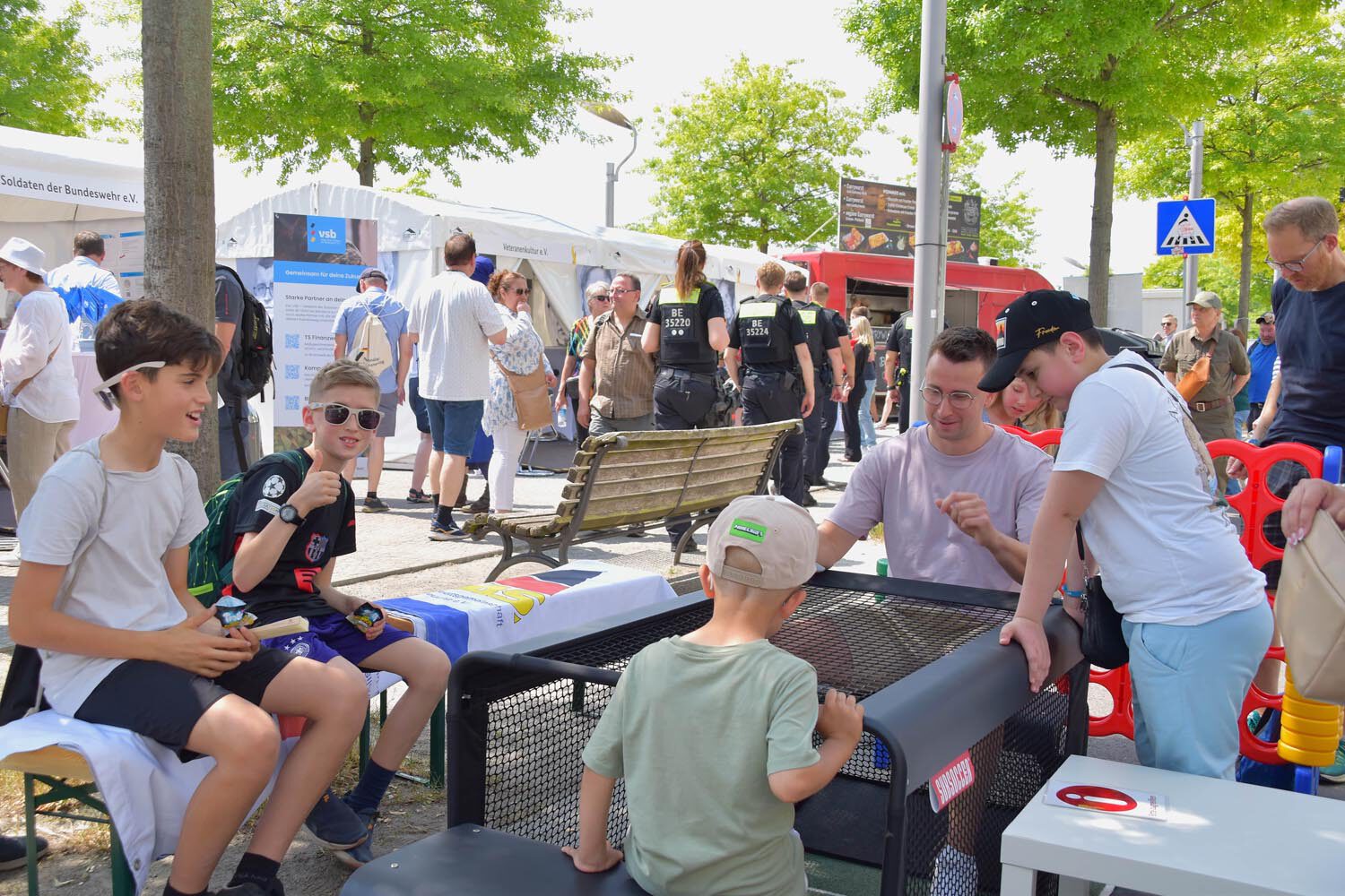 Beim ersten Veteranentag vor dem Berliner Reichstag spielen Vater und Sohn eine Runde Subsoccer.